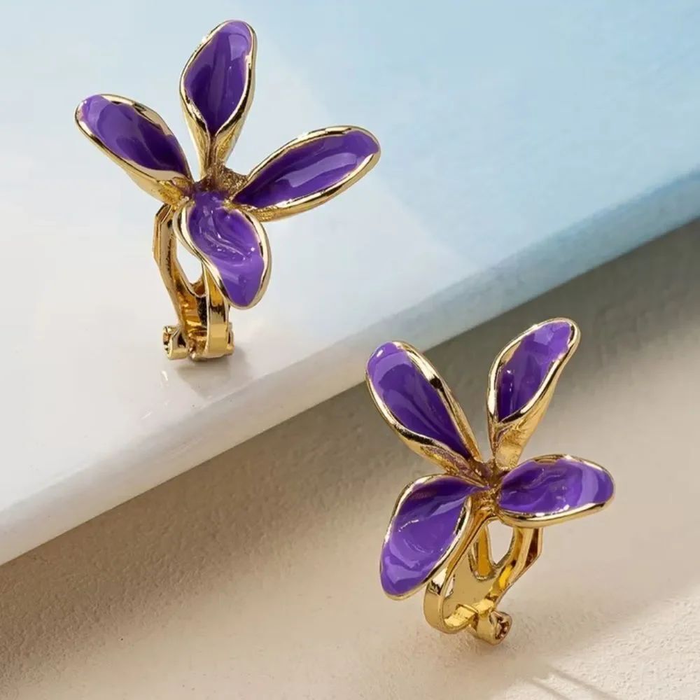 Purple flower clip on A830